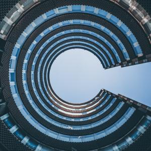 <span>Photo by <a href="https://unsplash.com/@dan_schiumarini?utm_source=unsplash&utm_medium=referral&utm_content=creditCopyText">Dan Schiumarini</a> on <a href="https://unsplash.com/s/photos/business?utm_source=unsplash&utm_medium=referral&utm_content=creditCopyText">Unsplash</a></span> Economia