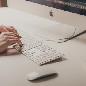 <span>Photo by <a href="https://unsplash.com/@ilyapavlov?utm_source=unsplash&utm_medium=referral&utm_content=creditCopyText">Ilya Pavlov</a> on <a href="https://unsplash.com/s/photos/economy-class?utm_source=unsplash&utm_medium=referral&utm_content=creditCopyText">Unsplash</a></span> Economia