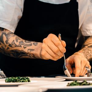 <span>Photo by <a href="https://unsplash.com/@sebastiancoman?utm_source=unsplash&utm_medium=referral&utm_content=creditCopyText">Sebastian Coman Photography</a> on <a href="https://unsplash.com/s/photos/chef?utm_source=unsplash&utm_medium=referral&utm_content=creditCopyText">Unsplash</a></span> Ristorazione