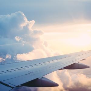 <span>Photo by <a href="https://unsplash.com/@rparmly?utm_source=unsplash&utm_medium=referral&utm_content=creditCopyText">Ross Parmly</a> on <a href="https://unsplash.com/s/photos/airplane?utm_source=unsplash&utm_medium=referral&utm_content=creditCopyText">Unsplash</a></span> Trasporti