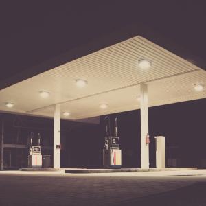 Photo by <a href="https://unsplash.com/@markusspiske?utm_source=unsplash&utm_medium=referral&utm_content=creditCopyText">Markus Spiske</a> on <a href="https://unsplash.com/s/photos/gasoline-station?utm_source=unsplash&utm_medium=referral&utm_content=creditCopyText">Unsplash</a> Commercio