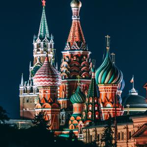 Photo by <a href="https://unsplash.com/@nikolayv?utm_source=unsplash&utm_medium=referral&utm_content=creditCopyText">Nikolay Vorobyev</a> on <a href="https://unsplash.com/s/photos/moscow?utm_source=unsplash&utm_medium=referral&utm_content=creditCopyText">Unsplash</a> Eventi