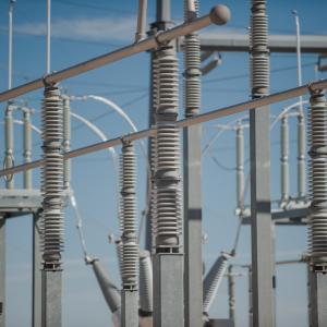 Photo by <a href="https://unsplash.com/@publicpowerorg?utm_source=unsplash&utm_medium=referral&utm_content=creditCopyText">American Public Power Association</a> on <a href="https://unsplash.com/s/photos/elecrticity-pylon?utm_source=unsplash&utm_medium=referral&utm_content=creditCopyText">Unsplash</a> Commercio