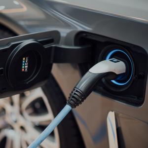 Photo by <a href="https://unsplash.com/@chuttersnap?utm_source=unsplash&utm_medium=referral&utm_content=creditCopyText">CHUTTERSNAP</a> on <a href="https://unsplash.com/s/photos/electric-car?utm_source=unsplash&utm_medium=referral&utm_content=creditCopyText">Unsplash</a> Ambiente
