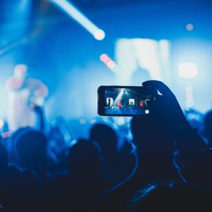 Photo by <a href="https://unsplash.com/@itakeaveragephotos?utm_source=unsplash&utm_medium=referral&utm_content=creditCopyText">Graydon Driver</a> on <a href="https://unsplash.com/s/photos/live-shiw?utm_source=unsplash&utm_medium=referral&utm_content=creditCopyText">Unsplash</a> Cultura