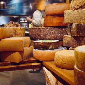 Photo by <a href="https://unsplash.com/@rouichi?utm_source=unsplash&utm_medium=referral&utm_content=creditCopyText">Azzedine Rouichi</a> on <a href="https://unsplash.com/s/photos/fromage?utm_source=unsplash&utm_medium=referral&utm_content=creditCopyText">Unsplash</a> Agroalimentare