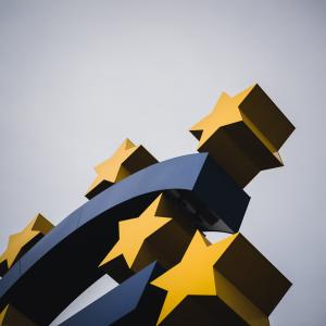 Photo by <a href="https://unsplash.com/@mbaumi?utm_source=unsplash&utm_medium=referral&utm_content=creditCopyText">Mika Baumeister</a> on <a href="https://unsplash.com/s/photos/european-union?utm_source=unsplash&utm_medium=referral&utm_content=creditCopyText">Unsplash</a> Unione europea