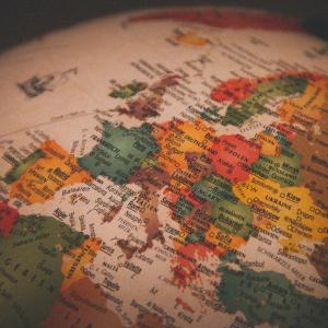 Photo by <a href="https://unsplash.com/@christianlue?utm_source=unsplash&utm_medium=referral&utm_content=creditCopyText">Christian Lue</a> on <a href="https://unsplash.com/s/photos/european-union?utm_source=unsplash&utm_medium=referral&utm_content=creditCopyText">Unsplash</a> Unione europea