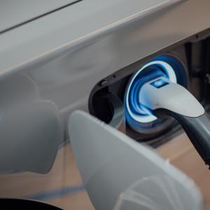Photo by <a href="https://unsplash.com/@chuttersnap?utm_source=unsplash&utm_medium=referral&utm_content=creditCopyText">CHUTTERSNAP</a> on <a href="https://unsplash.com/s/photos/electric-car?utm_source=unsplash&utm_medium=referral&utm_content=creditCopyText">Unsplash</a> Innovazione