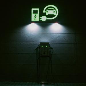 Photo by <a href="https://unsplash.com/@tannnpro?utm_source=unsplash&utm_medium=referral&utm_content=creditCopyText">Tanya Pro</a> on <a href="https://unsplash.com/s/photos/car-charger?utm_source=unsplash&utm_medium=referral&utm_content=creditCopyText">Unsplash</a> Ambiente