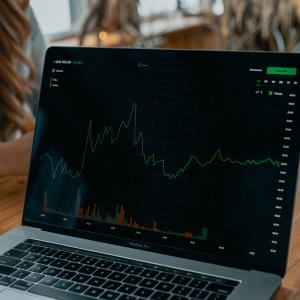 Photo by <a href="https://unsplash.com/@techdailyca?utm_source=unsplash&utm_medium=referral&utm_content=creditCopyText">Tech Daily</a> on <a href="https://unsplash.com/s/photos/economy?utm_source=unsplash&utm_medium=referral&utm_content=creditCopyText">Unsplash</a> Economia