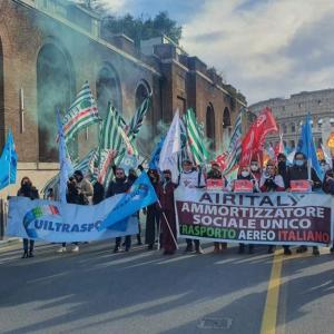 una manifestazione dei lavoratori Air Italy una manifestazione dei lavoratori Air Italy