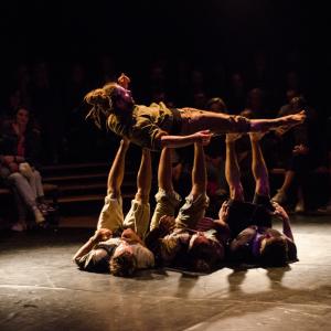 una performance di arte circense una performance di arte circense