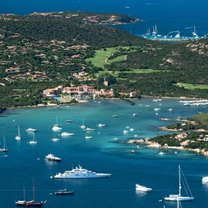 imbarcazioni al largo di Cala di Volpe imbarcazioni al largo di Cala di Volpe