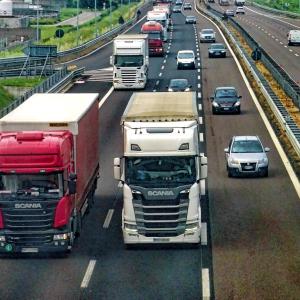 Camion su strada