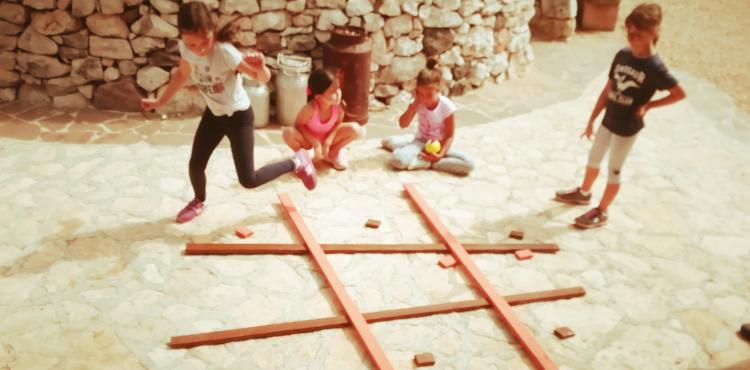i bambini durante le attività nella fattoria didattica i bambini durante le attività nella fattoria didattica