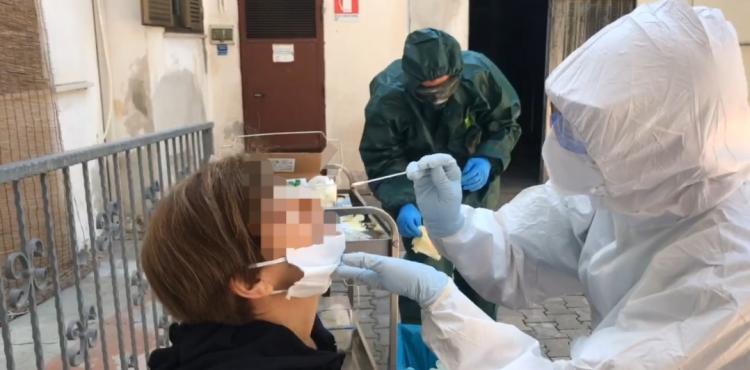 sanitari all'opera contro il coronavirus sanitari all'opera contro il coronavirus