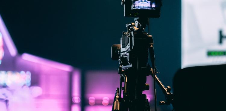 Photo by <a href="https://unsplash.com/@joshuahanson43?utm_source=unsplash&utm_medium=referral&utm_content=creditCopyText">Joshua Hanson</a> on <a href="https://unsplash.com/s/photos/broadcast?utm_source=unsplash&utm_medium=referral&utm_content=creditCopyText">Unsplash</a> Televisioni