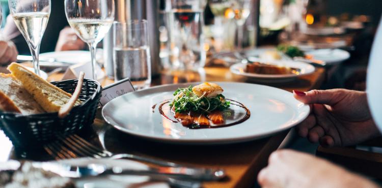 Photo by <a href="https://unsplash.com/@jaywennington?utm_source=unsplash&utm_medium=referral&utm_content=creditCopyText">Jay Wennington</a> on <a href="https://unsplash.com/s/photos/restaurant?utm_source=unsplash&utm_medium=referral&utm_content=creditCopyText">Unsplash</a> Lavoro