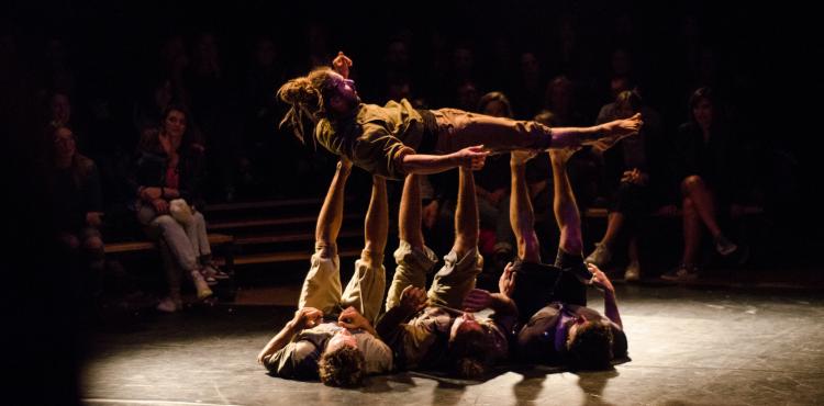 una performance di arte circense una performance di arte circense