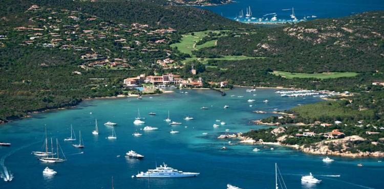imbarcazioni al largo di Cala di Volpe
