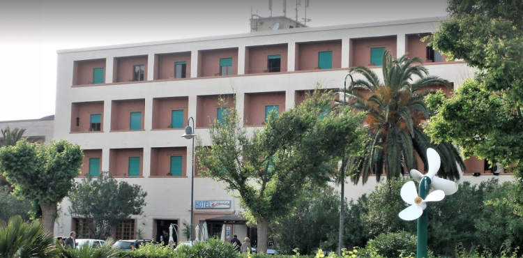 l'ex hotel Bellavista di Fertilia l'ex hotel Bellavista di Fertilia