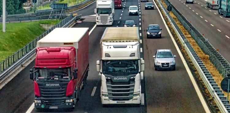 Camion su strada
